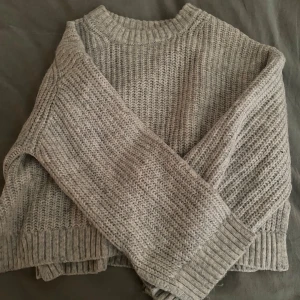 Gina tricot stickad tröja  - Grå stickad tröja från Gina, slits vid samt ärmarna 