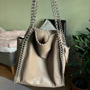 Tiamo  väska - Säljer min fina Tiamo väska köpt här på Plick, liknande Stella mccartney. bra skick med några få slitningar runt dragkedjan( be om bild). Perfekt till om skolan.