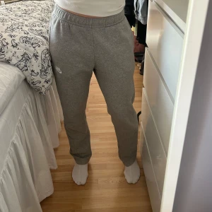 Mjukisbyxor Nike - Gråa mjukisbyxor från Nike. De är i väldigt bra skick :)