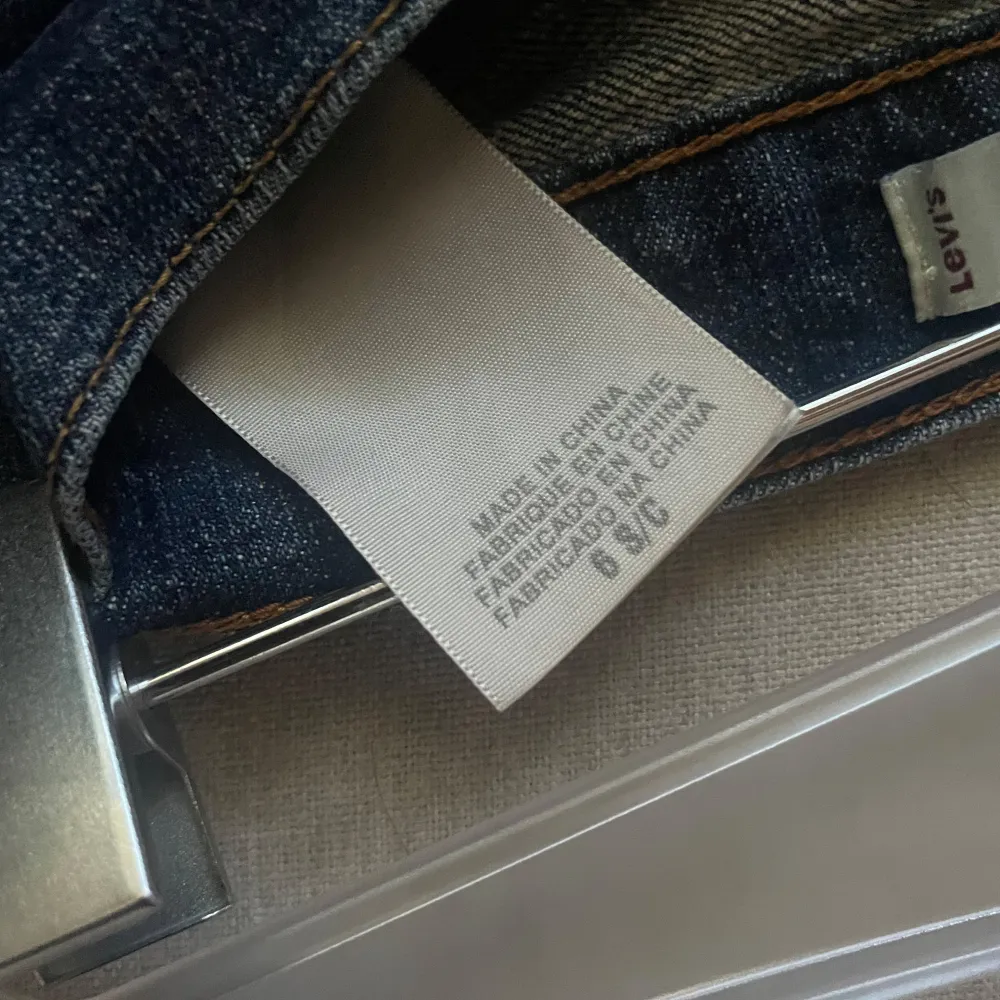 505 raka jeans från Levis. Använt enstaka gång, inga defekter. Runt 900- 1100kr i nypris! . Jeans & Byxor.