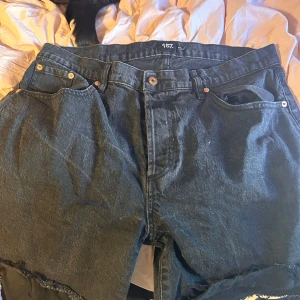Jeans shorts - Jeansshorts aldrig använda  Knappar istället för dragkedja