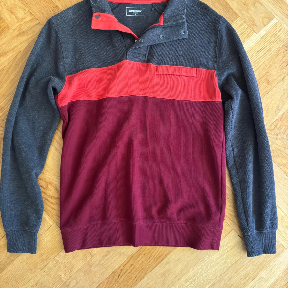 Grå och vinröd tröja från Banana Republic