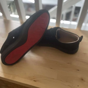 Christian Louboutin  - Christian Louboutin utan spikar, väldigt fint skick, HAR INTE KVITTO men har dustbag som man får skorna i så det inte blir smutsiga, köptes av en vän, skriv om du har frågor, priset går att diskutera!