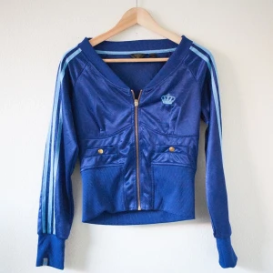 Respect Me Missy Elliot adidas jacka  - Adidas tracksuit jacka från 2000s. Väldigt ovanligt att hitta en sån typ av adidas jacka! Skriv privat så skickar jag flera bilder