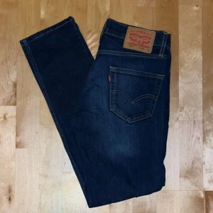 Levi’s 511 - Vi säljer nu dessa snygga Levis 511 jeans⭐️ Storlek: W30 L32 Pris: 300:- Retail: 1199:- Skick: 7/10 Hör av er vid frågor eller funderingar!