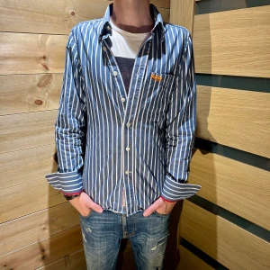 Superdry skjorta  - Tja säljer nu denna riktigt feta randiga skjortan från super dry. Skick 9/10 (behövs strykas, görs såklart innan frakt) modell - 183cm. Skriv för fler frågor!😊