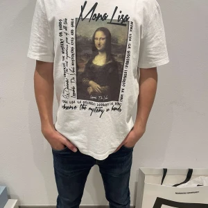  Snygg tisha  - Säljer denna snygga tishan med ett snyggt tryck. Bra skick i märkt av pull&bear. Tveka inte att höra er