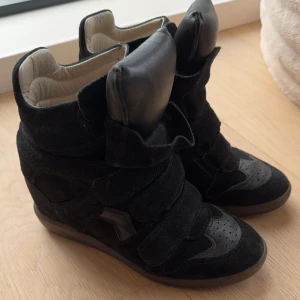 Isabel Marant skor - Säljer mina fina isabel Marant skor, köpte på plick men de är i bra skick💗💗💗😇