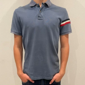 Monclear piké ljusblå  - Säljer denna ljusblåa snygga monclear pike i mycket bra skick. Tveka inte att kontakta för fler bilder eller funderingar!