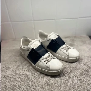 Valentino open - Säljer dom här still rena valentino opens med en vitt färg med blåa detaljer har box kvitto och dust bag