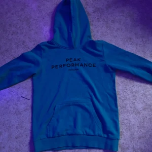 Peak performance hoodie  - Storlek 160. Använd men bra skick. Blå 