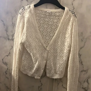 Spets kofta - Kommer ej till användning, pris kan diskuteras, storlek 146/152 men passar mig som är xs/s 