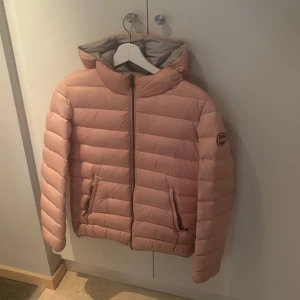 Colmar jacka  - En rosa colmar jacka. Den är i dam och i storlek 14Y/166cm. Den har en liten skada som är lagad! Hos skräddaren Skriv ifall ni har frågor!💕💕