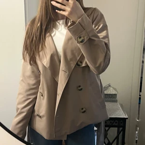 Trenchcoat med bälte - Väldigt bra i skick använd få gånger inga spår alls kan skicka fler bilder om det önskas såklart 