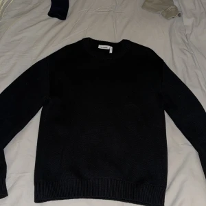 Svart stickad tröja - Säljer en svart stickad tröja i storlek XS, sitter mer som en S skulle jag säga. Bra skick   Hör av dig om du har en fråga