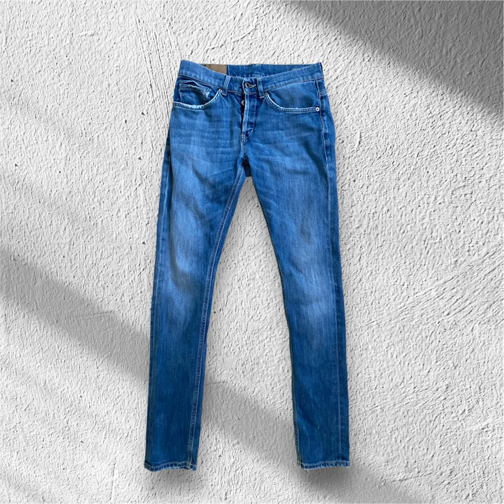 Säljer nu dessa sjukt snygga dondup jeans i storlek 29. Skick8,5/10 Pris 599kr och de har en bekväm passform. Perfekta för vardagsbruk och kan enkelt matchas med olika outfits. . Jeans & Byxor.