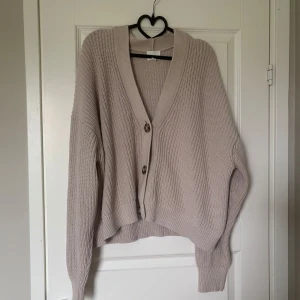 Kofta  - Kofta med knappar fram, passar även m och L om man vill ha lite oversized look 