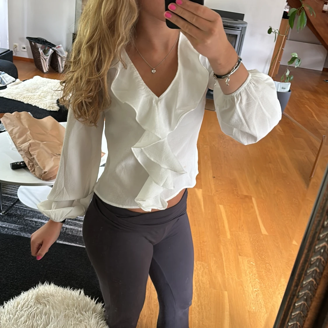 Blus med volang   - 90