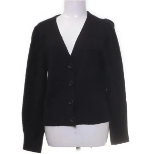 & Other stories stickad kofta  - Supersnygg och skön kofta från other stories. Använd endast ett fåtal gånger, skriv om frågor finns💖😊