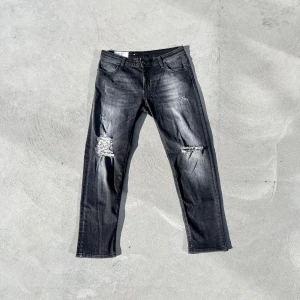 Dondup jeans  - Säljer nu ett par Dondup jeans i storlek 28, med feta slitningar runt lår och nertill. Bara att höra av sig om man har några funderingar 🙌