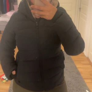 Everest dunjacka - Jätte fin skön och varm vinter/ höstjacka Börjar bli för liten för mig därav säljer  Jätte fint skick Mörkgrå/ svart färg Passar 36/38 Nypris stadium 799kr  