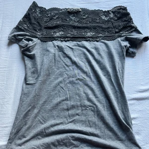 Spetstopp  - Söt off-shoulder, spetstopp från h&m i fint skick! Säljer då den var lite för stor för mig. Skulle uppskatta till storlek M då lappen är bortklippt. Bara skriva vid frågor eller funderingar🥰