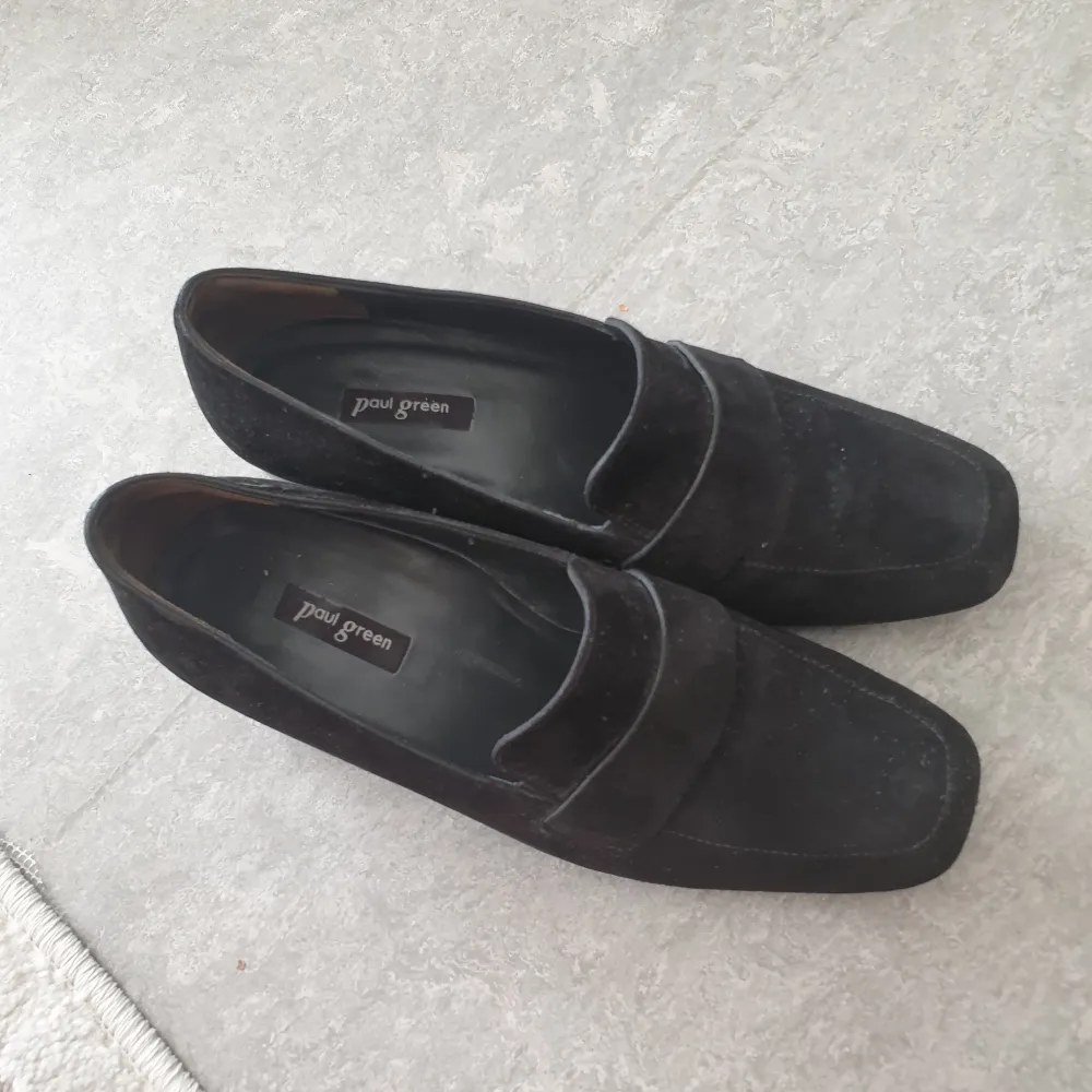 Fina loafers i mocka material med klack.  Vintage, köpta second hand men för små för mig. Innersula 23cm, storlek 36. I bra skick, inga defekter.. Skor.