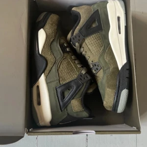 Jordan 4 Olive green 37,5 - Jordan 4 olive green bra skick andvänd 2-3 gånger i bra väder. Köpte den men växte ur snabbt