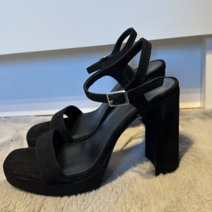 Super snygga svarta klackar  - Säljer dessa då dem är för stora för mig och jag inte hann med att lämna tillbaka. Inga defekter. Skit snygga och har även en rem som ska sitta runt foten. Kan sänka priset vid snabbt köp. Aldrig använda