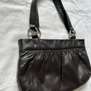 Väska  - Mörkbrun väska  Vid köp av flera varor får du rabatt 💛