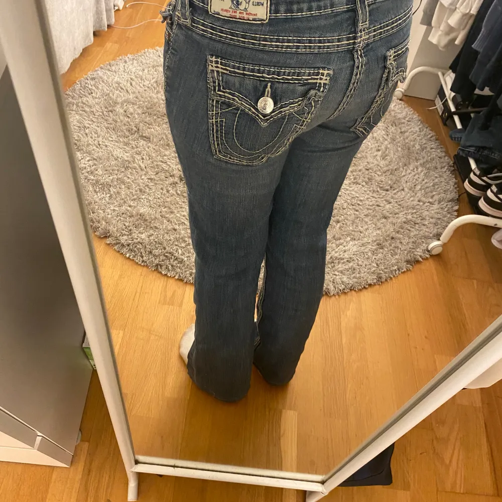 Säljer dessa jätte fina true religion i bootcut stl 29 i byxorna innerbenslängd=71 Midjemått = 75cm fint skick, köp nu pris går att diskuteras. Jeans & Byxor.