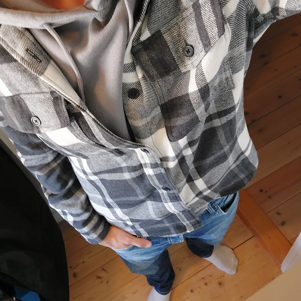 Schysst overshirt från HM i nyskick, storlek S, kan passa M också.   Passar bra till hösten! . Tröjor & Koftor.