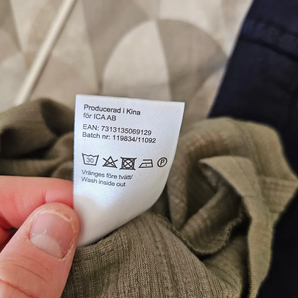 Säljer en stilren beige/grön klänning från MyWear i storlek S. Klänningen är tillverkad av 65% polyester, 34% viskos och 1% elastan, vilket ger den en skön och lätt känsla. Den har korta ärmar och en avslappnad passform.. Klänningar.