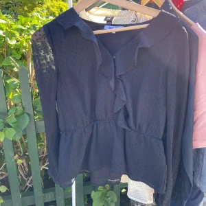 Svart blus  - Superfint svart prickig blus