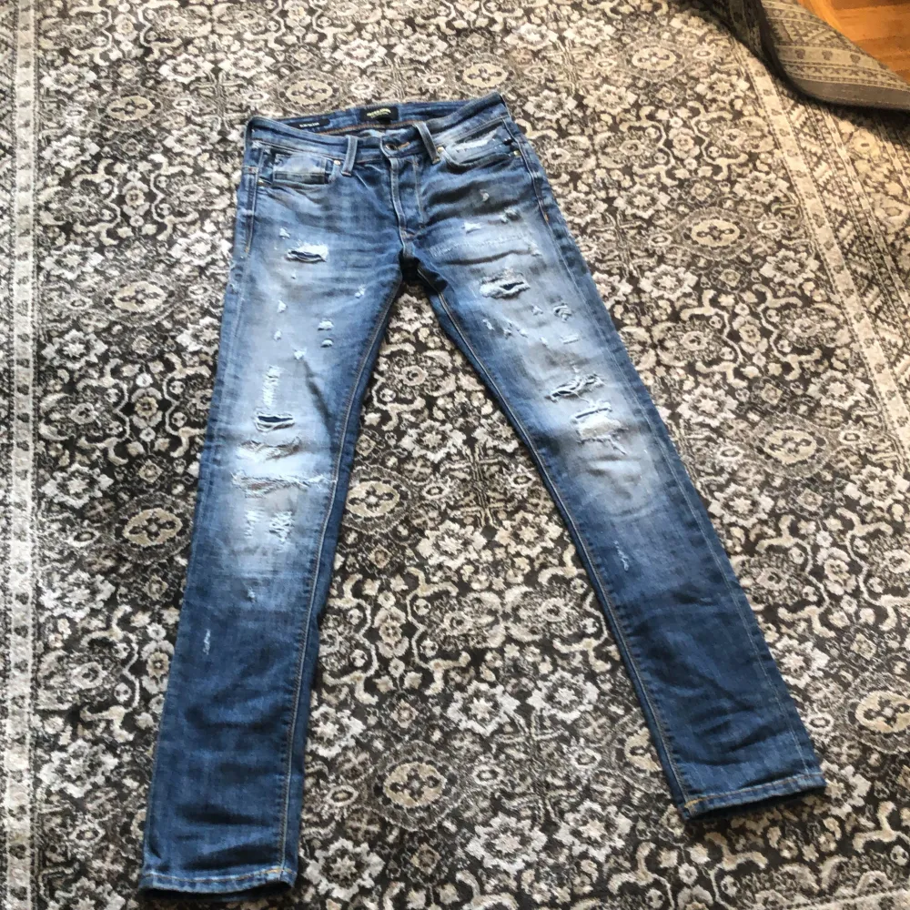 Hej jag säljer denna Jack and Jones jeansen för att den har blivit för små för mig. Jeansen är tvär feta och om ni letar efter några jeans med slitningar skulle jag rekommendera dessa. Ny pris: 800-1000kr. Mitt pris: 500. Pris kan diskuteras.. Jeans & Byxor.