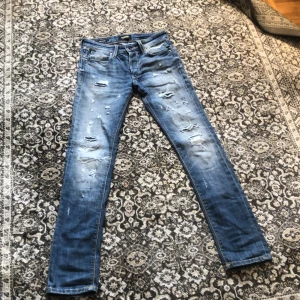 Jack and Jones jeans med slitningar  - Hej jag säljer denna Jack and Jones jeansen för att den har blivit för små för mig. Jeansen är tvär feta och om ni letar efter några jeans med slitningar skulle jag rekommendera dessa. Ny pris: 800-1000kr. Mitt pris: 500. Pris kan diskuteras.
