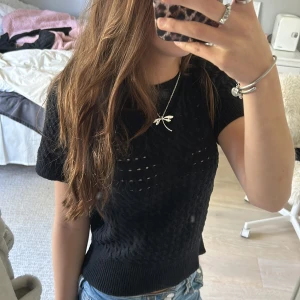 Stickad Tshirt från Missäy❣️ - En jättegullig stickad tröja från Missäy. Osäker på storlek då det inte finns någon lapp men skulle säga xxs-xs. Nyskick då det inte finns några defekter.  Passar perfekt på en mysig höstdag🍁 Hör gärna av er vid frågor!💓