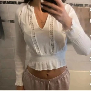 Jättefin blus - Jag säljer denna jättesnygga blusen eftersom den tyvärr är för liten. Storlek 32 men passar även 34. Mycket bra skick