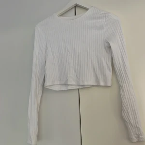 Ribbstickad långärmad croptop - Vit ribbad croptop från even&odd