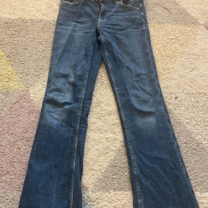 Blå utsvängda jeans - Jätte snygga blå utsvängda jeans från Gina tricot. De är i väldigt gått skick och är i storlek 158