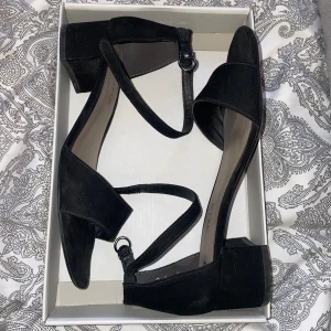 Svarta klackar  - Svarta simpla klackar som endast är använd 2-3 gånger. Storlek 38 med en klack på 4cm. Köpt från Zalando för 550kr. Märket är tamaris🌷