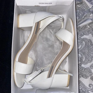 Vita klackar  - Vita enkla klackskor som är använd 2-3 gånger. Storlek 38 med en klack på 5cm. Köpt ifrån Nelly💓