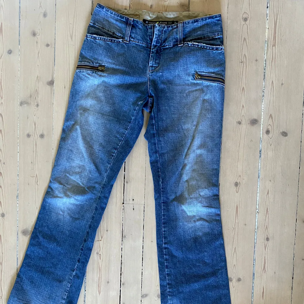 Snygga jeans utan jackfickor!   Jeansen är lågmidjade och lite bootcut, absolut inte skinny.  Innerbenslängden: 80 cm Midjemått: 38 cm. Jeans & Byxor.