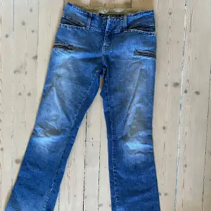 Snygga jeans utan jackfickor!   Jeansen är lågmidjade och lite bootcut, absolut inte skinny.  Innerbenslängden: 80 cm Midjemått: 38 cm