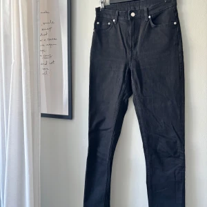 Svarta skinny jeans - Säljer ett par svarta skinny jeans i snygg och stilren design. Från märket weekday. Midjemåttet ca 70cm  Längd ca 97cm 