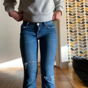 Jeans💕 - Supersnygga jeans från Gina med hål på ena knät och låret. Storlek 32 men passar också 34. Meddela gärna om du har några frågor💕