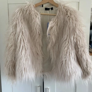 Pälsjacka - Mysig vit pälsjacka. Köpt på sellpy. 