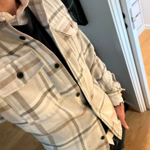 Cardigan - Riktigt fet cardigan och perfekt nu inför hösten. Nästan aldrig använd. Nypris 800 kr. Mitt pris 400 kr. Skriv vid minsta fundering. 