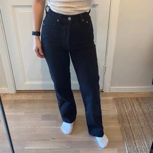 Säljer alla mina högmidjade jeans från Levi's då jag inte använder högmidjat längre. Alla jeansen är i storlek W23 och modell ribcage straight.