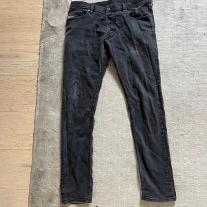 Svarta jeans - Säljer dessa svarta jeans från disel